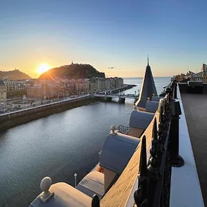 Deluxe Apt-views To Historic Maria Cristina Apartment